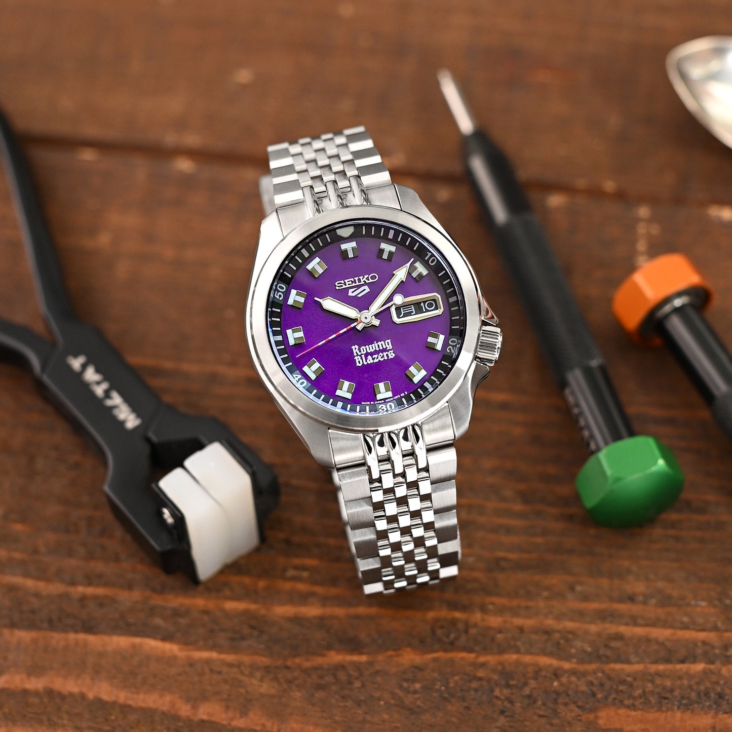 Asteroid for Seiko 5 Sports 40mm V-Clasp, Brushed with Polished Center