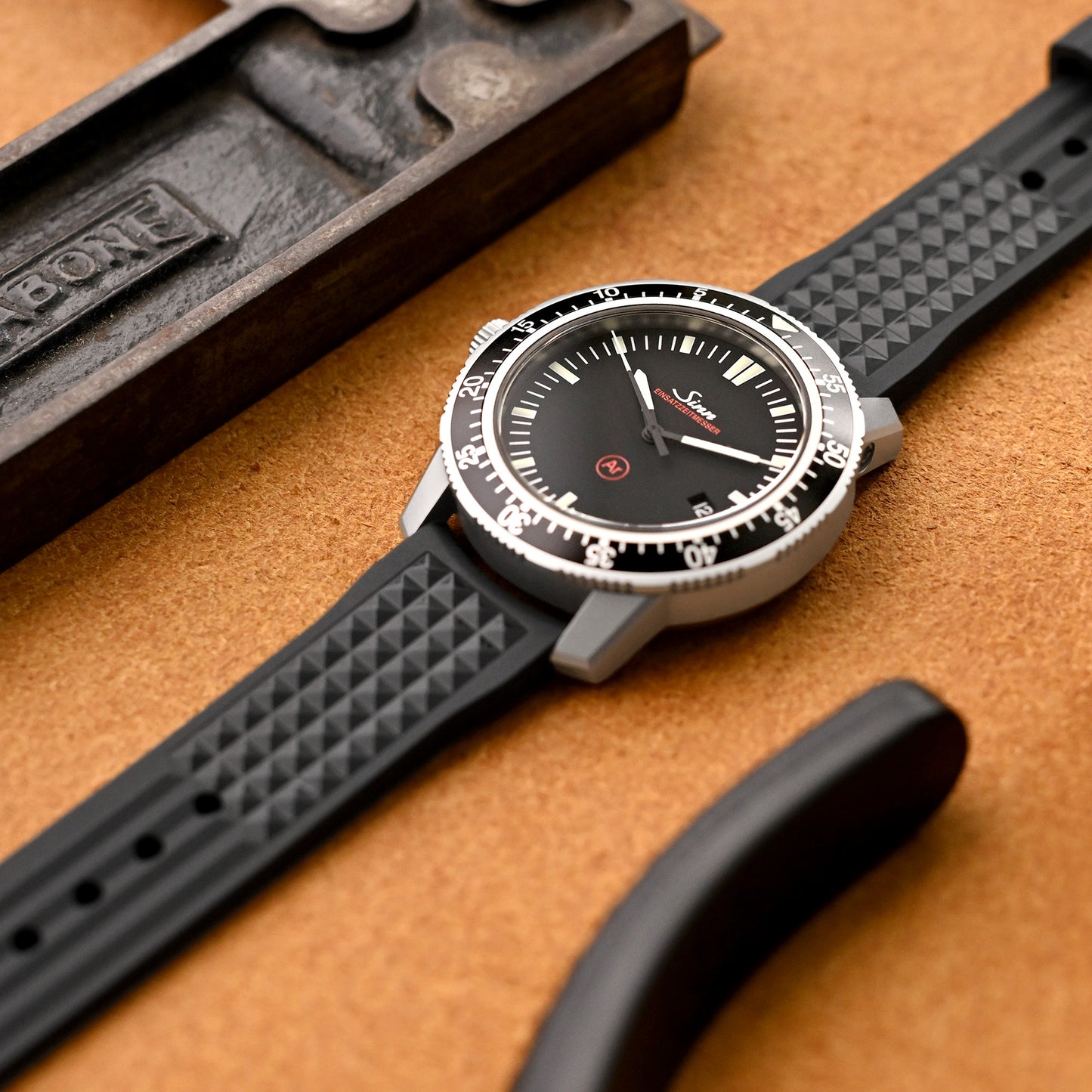 20mm, Chaffle Resilient Curved End FKM Rubber watch strap, Black