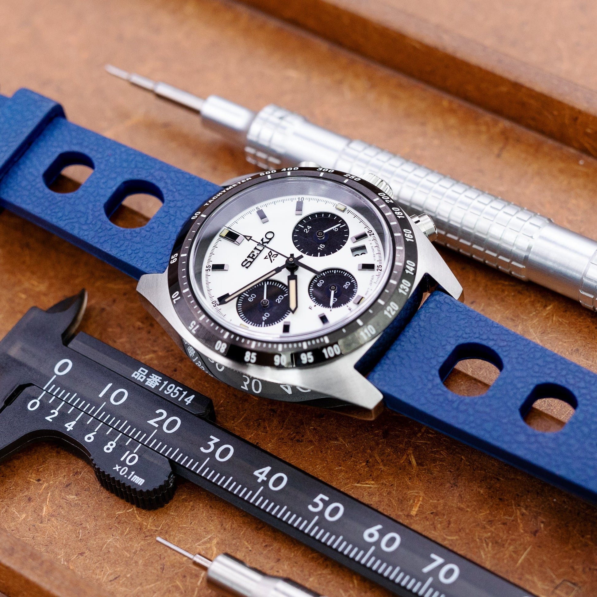 Seiko Speedtimer Panda chronograph SSC813 White Seitona 